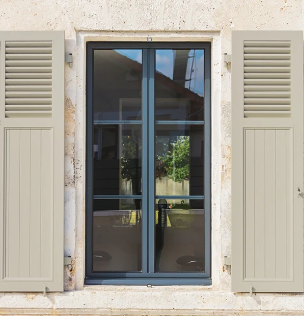 Fenêtre gris anthracite avec volets battants, photo du site Clarté Fenêtres